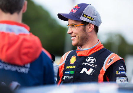 Sébastien Loeb neemt de leiding in Catalonië. Neuville schuift op naar vierde plaats.