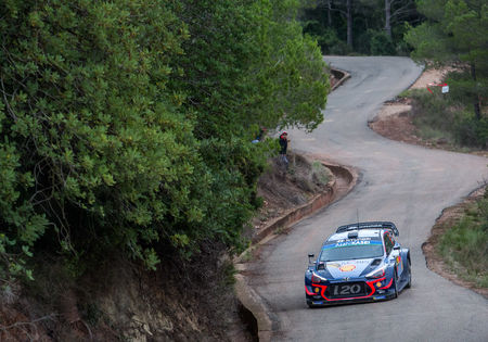 Dramatische ontknoping in Catalonië: Loeb wint. Lekke band kost Neuville podium en WK leiding