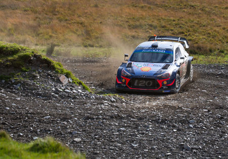 Ogier leidt in Wales na een dramatische wedstrijddag