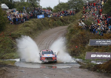 Meeke leidt in Argentinië. Neuville schuift op naar tweede plaats.