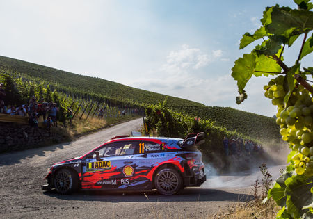 Neuville dankzij teamorders vierde