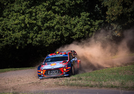 Tänak blijft aan de leiding. Neuville maakt klein foutje maar blijft tweede.