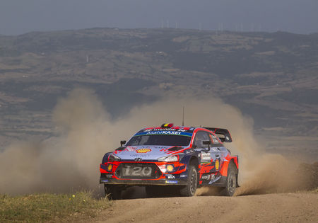 Sordo leidt in Sardinië. Neuville beleeft moeilijke namiddag.