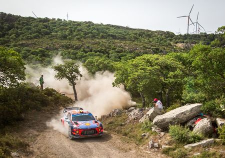 Latvala aan de leiding in Sardinië. Opgave Ogier.