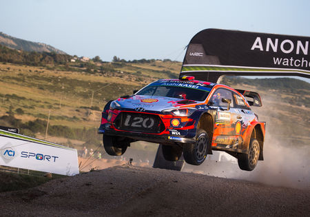 Ogier eerste leider in Sardinië