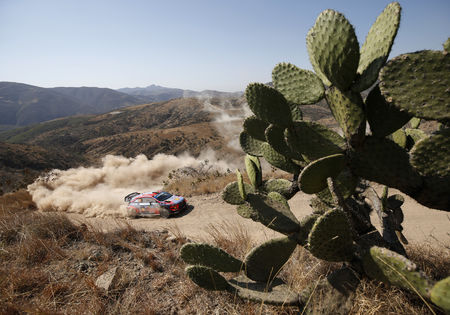 WK Rally Mexico: Andreas Mikkelsen leidt in Mexico. Neuville rijdt lek en moet achtervolgen.