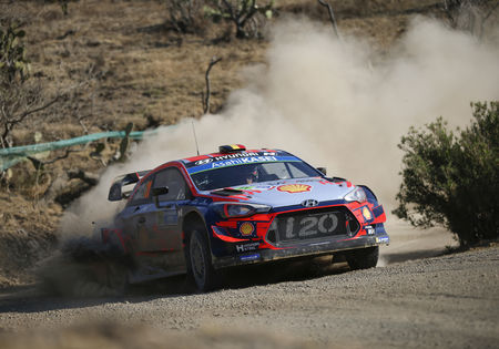 WK Rally Mexico: Ogier blijft aan de leiding. Neuville schuift op naar vierde plaats.