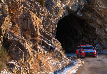 Monte Carlo: Neuville stoomt door naar de leiding