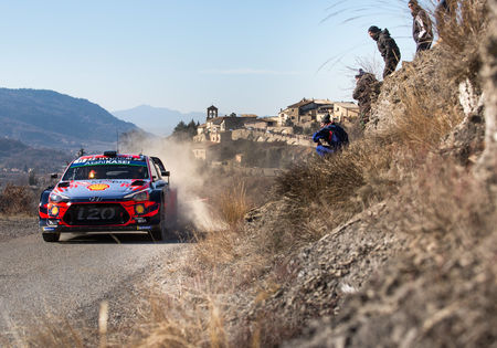 Monte Carlo : Ogier leidt in Monte Carlo. Neuville tweede op 2 sec.