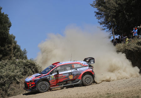 Tänak blijft aan de leiding. Neuville schuift op naar de vierde plaats.