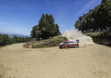 Tänak besluit de dag als leider. Neuville zet druk op Meeke.