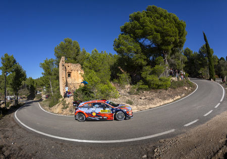 Neuville stevig leider in Catalonië