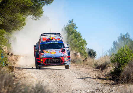 Loeb leidt in Catalonie. Neuville is tweede.