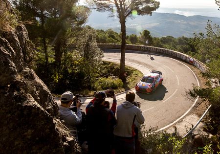 Neuville wint in Catalonië. Tänak is wereldkampioen.