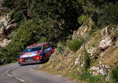 Rally Corsica: Neuville pakt de leiding in Corsica