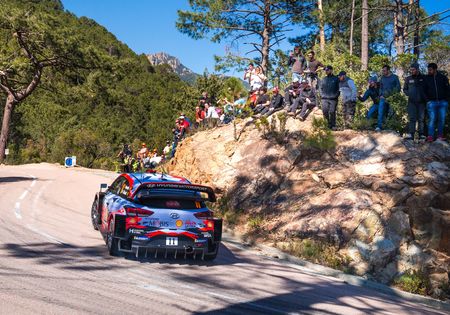 Rally Corsica: Evans neemt leiding over van Tänak. Neuville besluit de dag als derde.