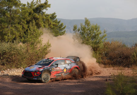 Lappi aan de leiding. Neuville zakt naar zevende plaats.