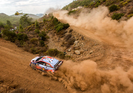 Lappi leidt na turbulente namiddag. Neuville schuift op naar de derde plaats.