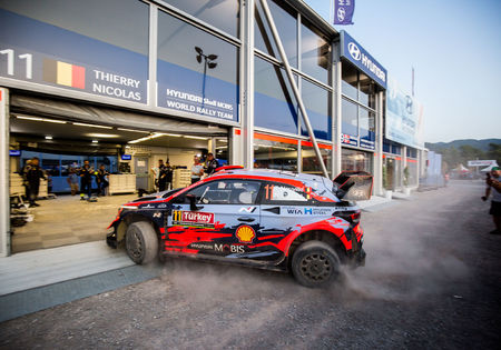 Neuville gaat van de baan en mag kruis maken over zege in Turkije