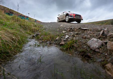 Neuville schuift op naar tweede plaats maar leider Tänak vergroot voorsprong