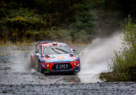 Meeke leidt in Wales, Neuville volgt als tweede.