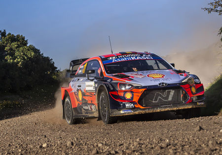 Neuville schuift op naar tweede plaats