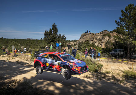 Sordo blijft aan de leiding. Neuville zakt naar plaats drie.