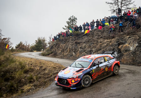 Ogier leidt in Monte Carlo. Neuville is derde.