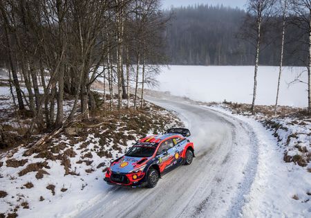 Elfyn Evans leidt in Zweden. Neuville is zesde.