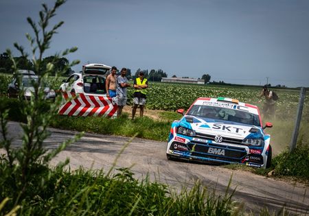 Craig Breen leidt in Ieper. Neuville rijdt in Masters iedereen naar huis.