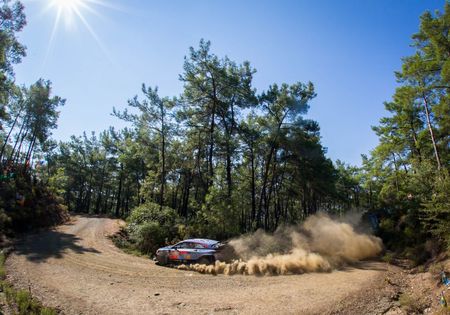 Thierry Neuville pakt de leiding in Turkije