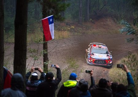 Tänak leidt in Chili. Neuville zakt naar vierde plaats.