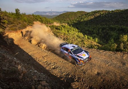 Mikkelsen leidt in Turkije. Neuville is vierde.