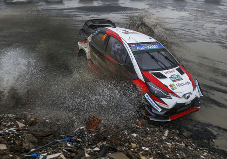 Dramatische opgave Ott Tänak. Ogier aan de leiding.