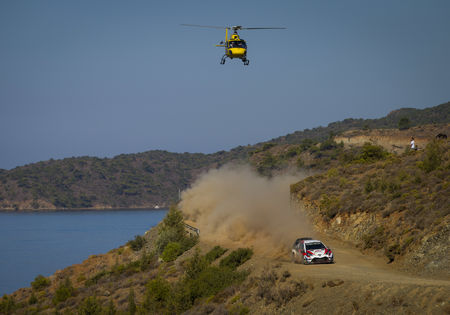 Ogier van de baan. Tänak pakt de leiding.