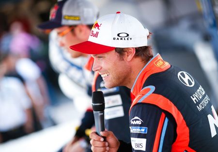 Opgave Neuville, problemen voor Ogier. Mikkelsen aan de leiding.