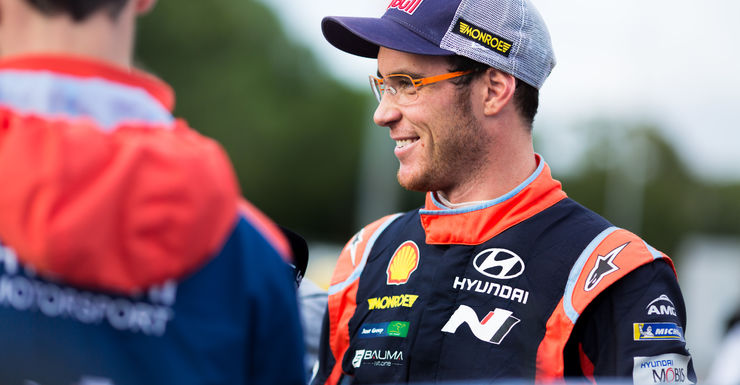 Sébastien Loeb neemt de leiding in Catalonië. Neuville schuift op naar vierde plaats.