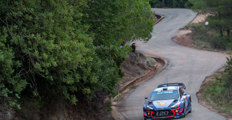 Dramatische ontknoping in Catalonië: Loeb wint. Lekke band kost Neuville podium en WK leiding