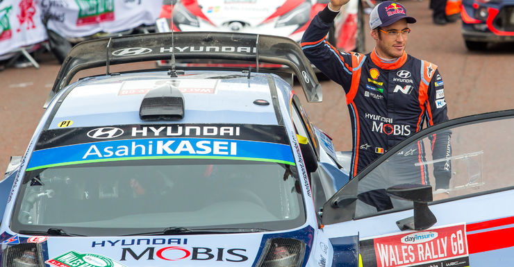 Neuville heeft alles zelf in handen