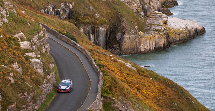 Ogier wint dramatische rally van Wales