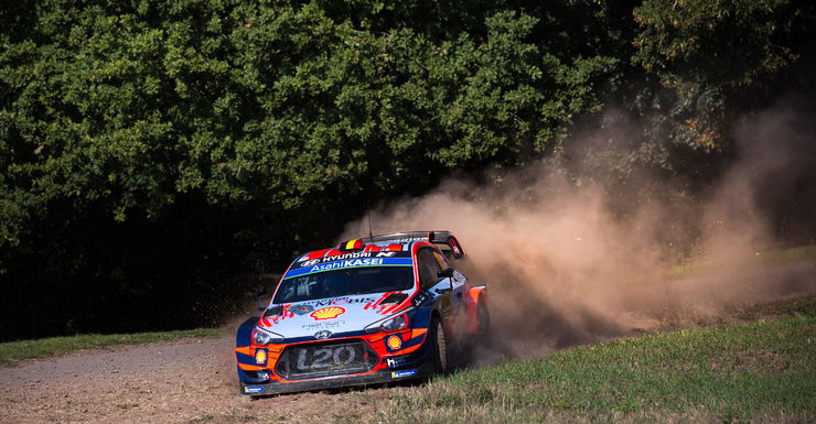 Tänak blijft aan de leiding. Neuville maakt klein foutje maar blijft tweede.