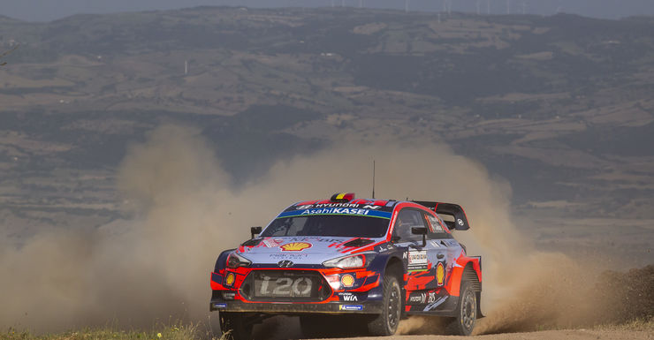 Sordo leidt in Sardinië. Neuville beleeft moeilijke namiddag.