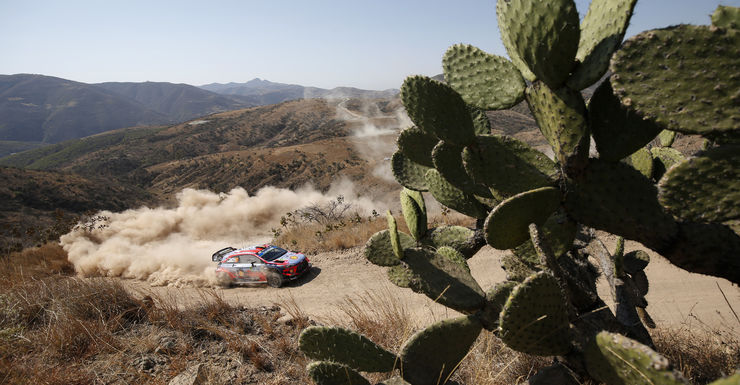 WK Rally Mexico: Andreas Mikkelsen leidt in Mexico. Neuville rijdt lek en moet achtervolgen.