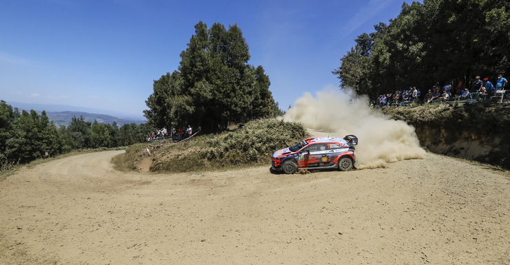 Tänak besluit de dag als leider. Neuville zet druk op Meeke.