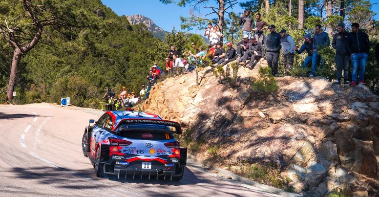 Rally Corsica: Evans neemt leiding over van Tänak. Neuville besluit de dag als derde.