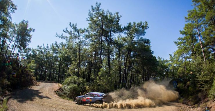 Thierry Neuville pakt de leiding in Turkije