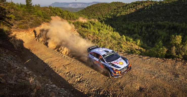 Mikkelsen leidt in Turkije. Neuville is vierde.