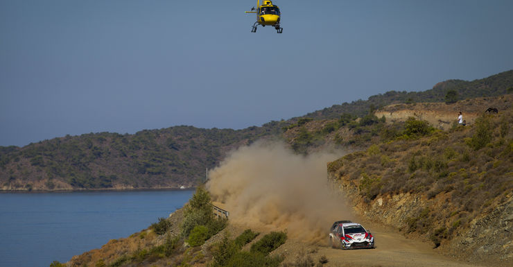 Ogier van de baan. Tänak pakt de leiding.