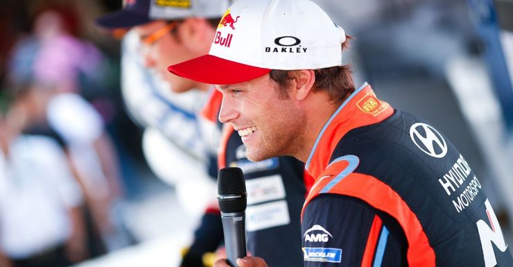 Opgave Neuville, problemen voor Ogier. Mikkelsen aan de leiding.